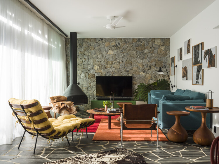 Chalé E.14 / HGMA + Claudia Haguiara Arquitetura - fotografía de interiores, sala, sillón, madera, iluminación, mesa, sillas