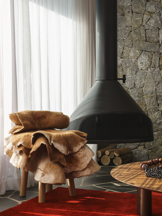 Chalé E.14 / HGMA + Claudia Haguiara Arquitetura Chalé E.14 / HGMA + Claudia Haguiara Arquitetura - Fotografía interior, Sala de estar, Madera, Iluminación