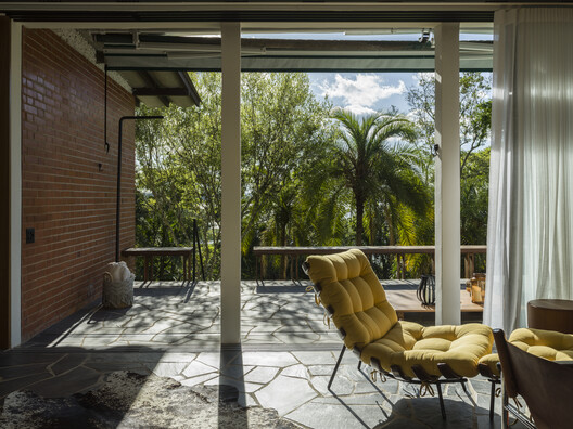 Chalé E.14 / HGMA + Claudia Haguiara Arquitetura Chalé E.14 / HGMA + Claudia Haguiara Arquitetura - Fotografía interior, Madera, Sillas, Vidrio