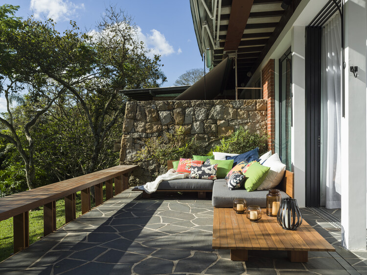 Chalé E.14 / HGMA + Claudia Haguiara Arquitetura - fotografía exterior, madera, sillas, terrazas, patios, jardines