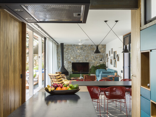 Chalé E.14 / HGMA + Claudia Haguiara Arquitetura Chalé E.14 / HGMA + Claudia Haguiara Arquitetura - Fotografía interior, Sala de estar, Madera, Mesas, Sillas, Cocina, Iluminación, Encimera