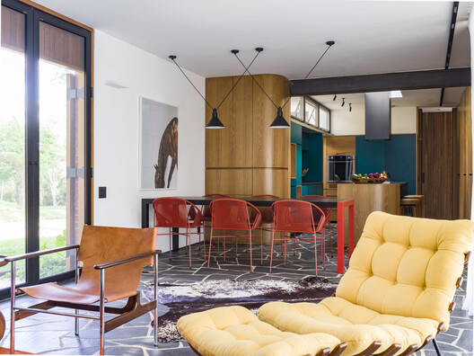 Chalé E.14 / HGMA + Claudia Haguiara Arquitetura Chalé E.14 / HGMA + Claudia Haguiara Arquitetura - Fotografía interior, Sala de estar, Sillas, Madera, Mesas, Iluminación