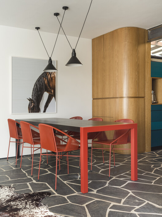 Chalé E.14 / HGMA + Claudia Haguiara Arquitetura - Fotografía de interiores, madera, mesas, sillas, iluminación