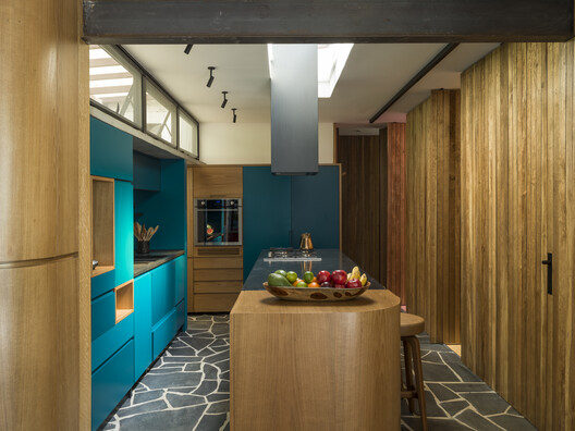 Chalé E.14 / HGMA + Claudia Haguiara Arquitetura Chalé E.14 / HGMA + Claudia Haguiara Arquitetura - Fotografía interior, Cocina, Madera, Iluminación, Encimera, Sillas