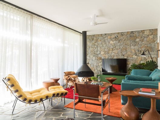 Chalé E.14 / HGMA + Claudia Haguiara Arquitetura Chalé E.14 / HGMA + Claudia Haguiara Arquitetura - Fotografía interior, Sala de estar, Madera, Sillones, Iluminación, Sillas, Mesas