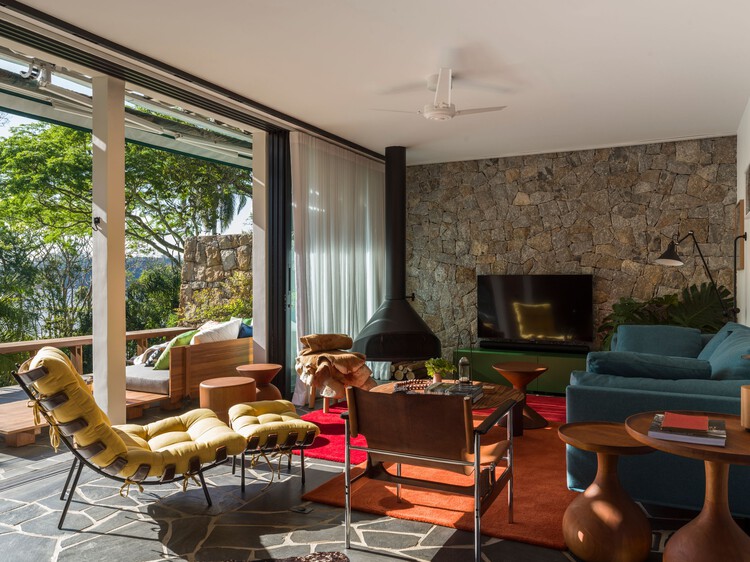 Chalé E.14 / HGMA + Claudia Haguiara Arquitetura - fotografía de interiores, salón, madera, sillón, silla, mesa