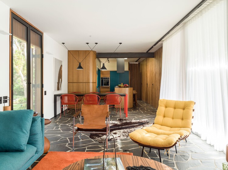 Chalé E.14 / HGMA + Claudia Haguiara Arquitetura - fotografía de interiores, salón, madera, sillas, mesas, iluminación, sillones