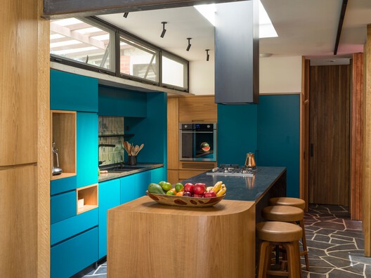 Chalé E.14 / HGMA + Claudia Haguiara Arquitetura Chalé E.14 / HGMA + Claudia Haguiara Arquitetura - Fotografía interior, Cocina, Madera, Encimera, Iluminación, Sillas