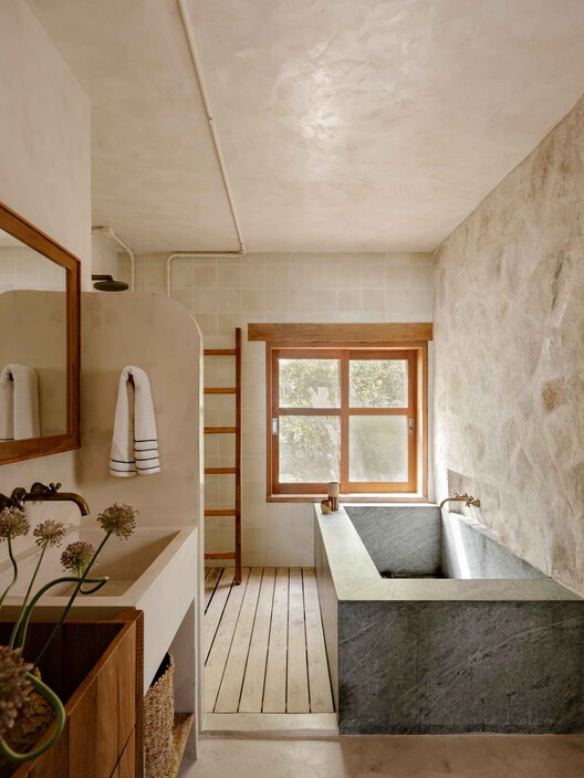 Casa Taguaiba / Memola Estúdio - Fotografia de Interiores, Banheiro, Madeira, Pia, Banheira, Bancada