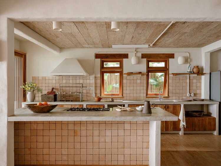 Casa Taguaiba / Memola Estúdio - Fotografia de Interiores, Cozinha, Madeira, Bancada, Cadeira, Viga