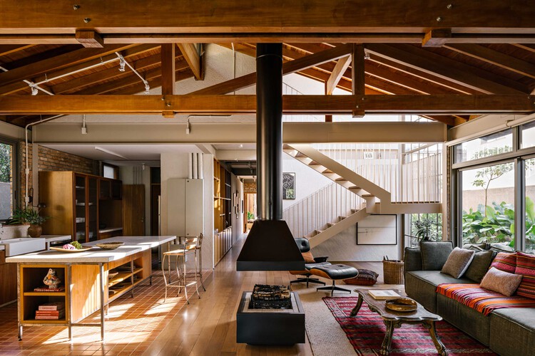 Casa Lelis / Memola Estúdio - fotografía de interiores, salón, madera, iluminación, mesa, sillas, vigas fijas