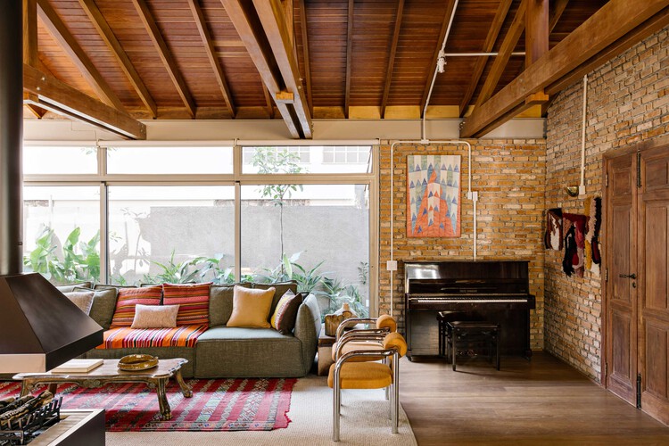 Casa Lelis / Memola Estúdio - fotografía de interiores, sala, madera, sillón, iluminación, mesa, sillas