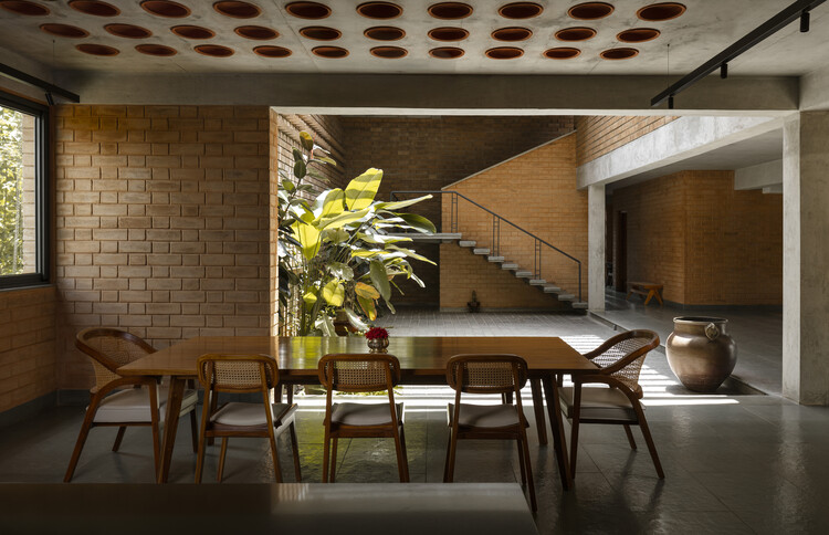 Casa Nandivardhanam / Studio Inscape - Fotografia de Interiores, Sala de Jantar, Madeira, Tijolo, Cadeira, Viga