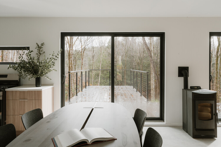 Casa à Beira da Floresta / Marc Thorpe Design - Fotografia de Interiores, Sala de Jantar, Madeira, Mesa, Cadeira, Vidro