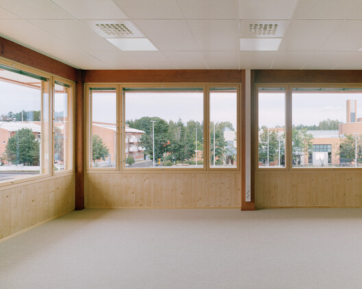 桑蒙塔洛学校及多功能中心 / NERVIN architecture - 室内图, 木头, 玻璃