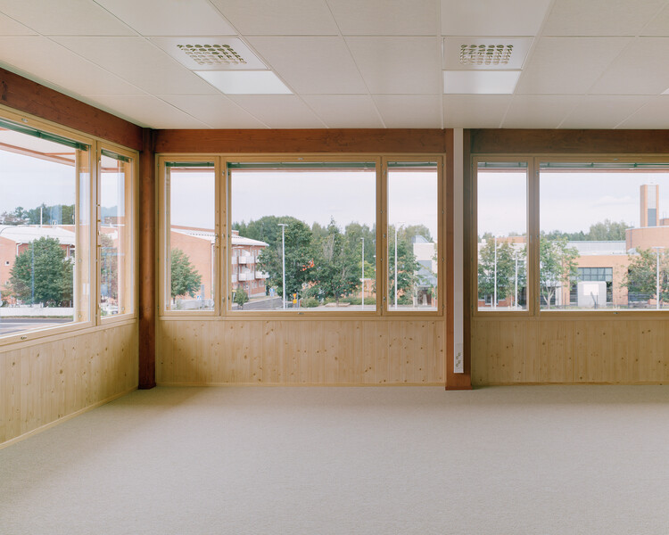 桑蒙塔洛学校及多功能中心 / NERVIN architecture - 室内图, 木头, 玻璃