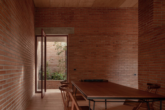 Casa Pirules / Escobedo Soliz - Fotografía interior, Ladrillo, Madera
