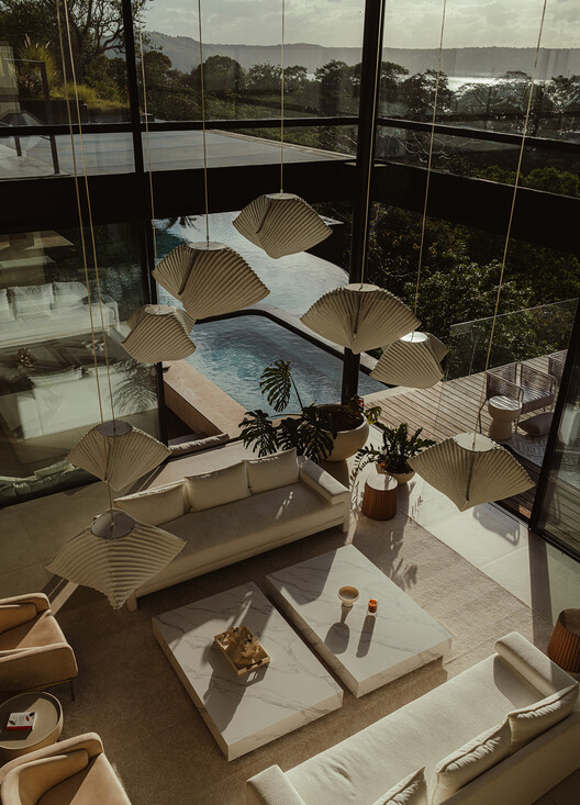 Casa Enoki / QBO3 Arquitectos Casa Enoki / QBO3 Arquitectos - Fotografía interior, Sillas, Balcón