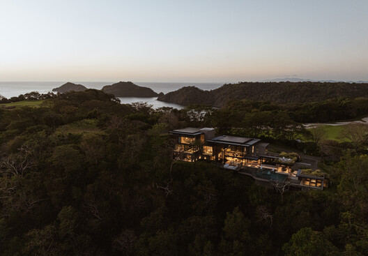 Casa Enoki / QBO3 Arquitectos Casa Enoki / QBO3 Arquitectos - Fotografía exterior, Bosque, Costa