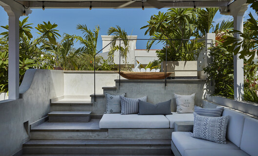 Casa Azurra la Carbonera / Vladimir Caballero + Lorena Pulecio - Fotografía exterior, Balcón, Patio, Sillas, Patio interior