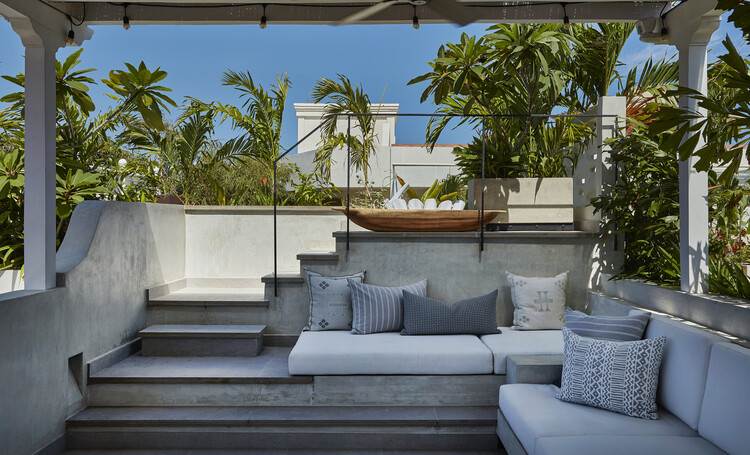 Casa Azurra la Carbonera / Vladimir Caballero + Lorena Pulecio - fotografía exterior, balcón, patio, sillas, patio interior