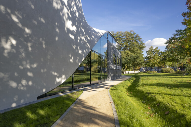 How Do Composites Make Complex Designs Constructible? - Image 8 of 9