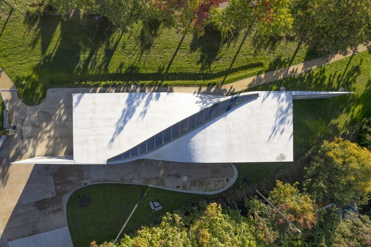 How Do Composites Make Complex Designs Constructible? - Image 2 of 9