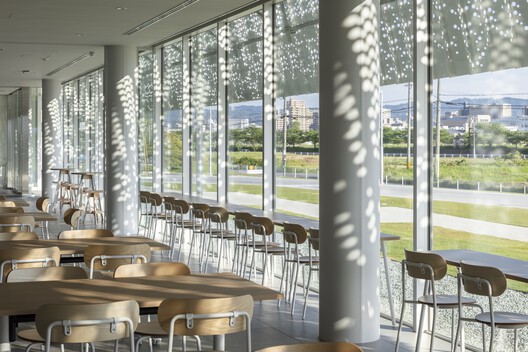 Nakano Seiyaku Kusatsu Factoru / TAISEI DESIGN Planners Architects & Engineers Nakano Seiyaku Kusatsu Factoru / TAISEI DESIGN Planners Architects & Engineers - Interior Photography, Dining room, Glass, Chair, Column