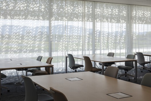 Nakano Seiyaku Kusatsu Factoru / TAISEI DESIGN Planners Architects & Engineers Nakano Seiyaku Kusatsu Factoru / TAISEI DESIGN Planners Architects & Engineers - Interior Photography, Dining room, Glass