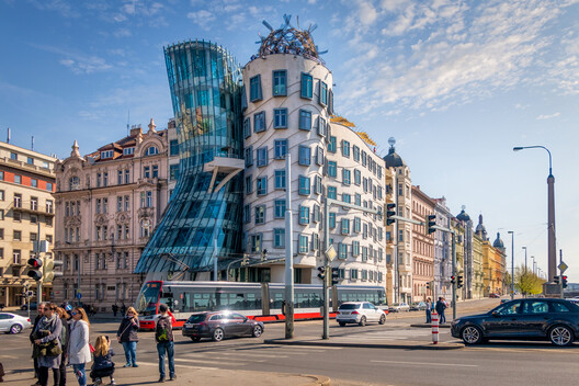 Frank Gehry, Visionary Architect of the Bilbao Guggenheim, Dies at 96 - Image 3 of 11