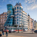 Frank Gehry, Visionary Architect of the Bilbao Guggenheim, Dies at 96 - Image 2 of 4