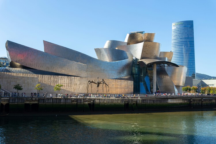 Frank Gehry, Visionary Architect of the Bilbao Guggenheim, Dies at 96 - Image 2 of 11