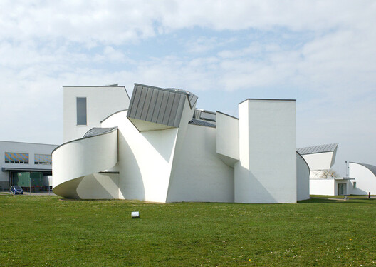 Frank Gehry, Visionary Architect of the Bilbao Guggenheim, Dies at 96 - Image 11 of 11
