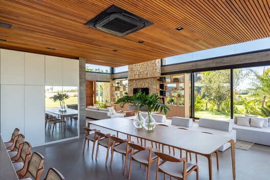 Casa J10 / Martin arquitetura + engenharia Casa J10 / Martin arquitetura + engenharia - Fotografia de Interiores, Sala de Jantar, Madeira, Mesa, Cadeira