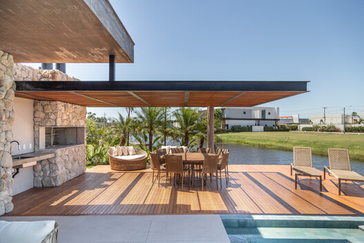 Casa J10 / Martin arquitetura + engenharia Casa J10 / Martin arquitetura + engenharia - Fotografia de Exterior, Madeira, Terraço, Pátio, Viga