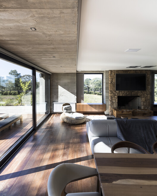 Casa Concreto E18 / Martin arquitetura + engenharia Casa Concreto E18 / Martin arquitetura + engenharia - Fotografia de Interiores, Madeira, Concreto, Cadeira, Viga