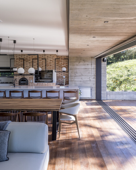 Casa Concreto E18 / Martin arquitetura + engenharia Casa Concreto E18 / Martin arquitetura + engenharia - Fotografia de Interiores, Cozinha, Madeira, Mesa, Cadeira, Iluminação