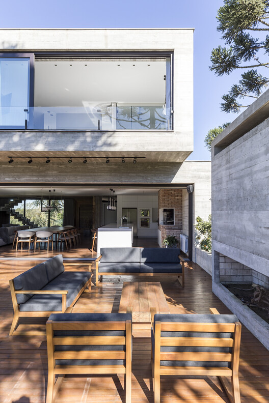 Casa Concreto E18 / Martin arquitetura + engenharia Casa Concreto E18 / Martin arquitetura + engenharia - Fotografia de Exterior, Madeira, Balcão, Concreto