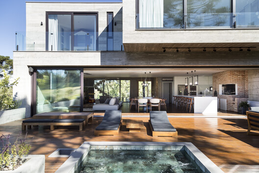 Casa Concreto E18 / Martin arquitetura + engenharia Casa Concreto E18 / Martin arquitetura + engenharia - Fotografia de Exterior, Balcão, Concreto, Terraço, Pátio, Aido