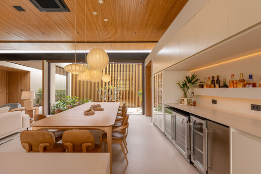 Casa Galeria / Sonne Müller Arquitetos Casa Galeria / Sonne Müller Arquitetos - Fotografia de Interiores, Sala de Jantar, Madeira, Iluminação, Mesa, Bancada, Cadeira