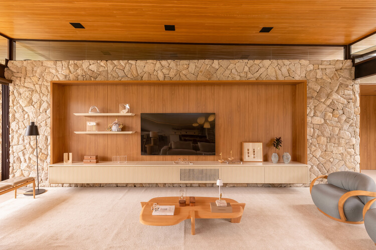 Casa Galeria / Sonne Müller Arquitetos - Fotografia de Interiores, Cozinha, Madeira, Iluminação, Sofá, Mesa, Prateleira