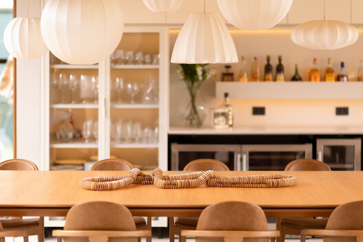 Casa Galeria / Sonne Müller Arquitetos Casa Galeria / Sonne Müller Arquitetos - Fotografia de Interiores, Sala de Estar, Madeira, Iluminação, Mesa, Cadeira