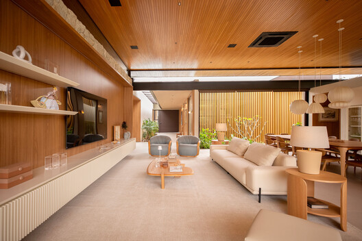 Casa Galeria / Sonne Müller Arquitetos Casa Galeria / Sonne Müller Arquitetos - Fotografia de Interiores, Sala de Estar, Madeira, Iluminação, Mesa, Cadeira