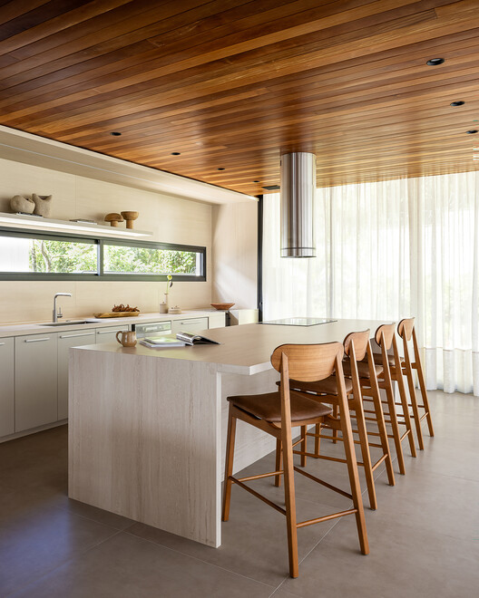 Casa di Vita / VOO® - Fotografia de Interiores, Cozinha, Madeira, Bancada, Iluminação, Mesa, Cadeira