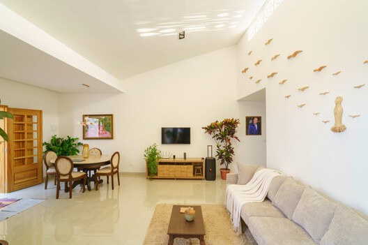 Casa de Mainha / Studio Zé - Fotografia de Interiores, Sala de Estar, Sofá, Madeira, Iluminação, Cadeira