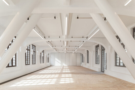 Center Rog – Renovación y Centro Creativo / Mendoza Partida + BAX studio Center Rog – Renovación y Centro Creativo / Mendoza Partida + BAX studio - Fotografía interior, Fijación Vigas