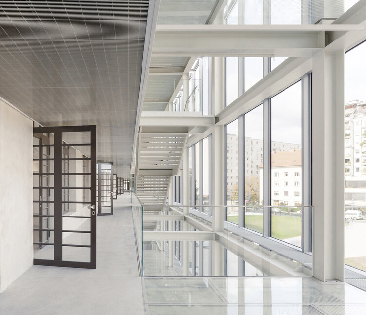 Center Rog – Renovación y Centro Creativo / Mendoza Partida + BAX studio - Fotografía interior, Vidrio