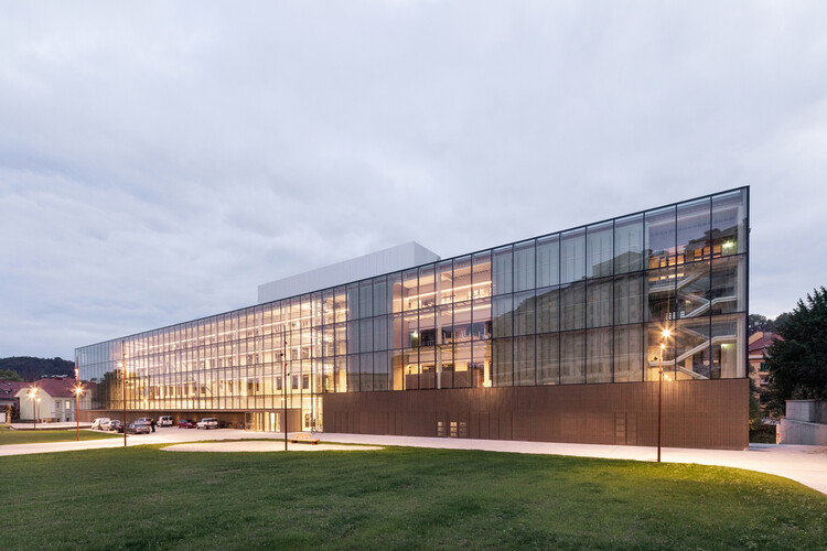 Center Rog – Renovación y Centro Creativo / Mendoza Partida + BAX studio - Fotografía exterior, Vidrio