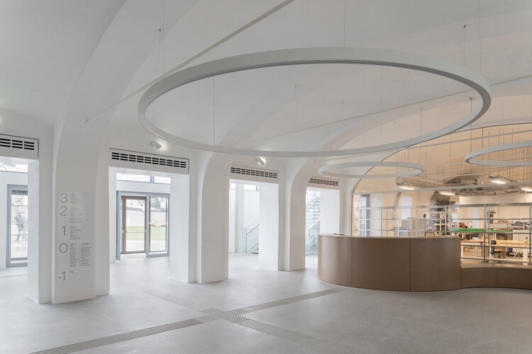 Center Rog – Renovación y Centro Creativo / Mendoza Partida + BAX studio - Imagen 7 de 21