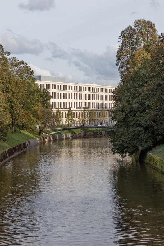 Center Rog – Renovación y Centro Creativo / Mendoza Partida + BAX studio - Fotografía exterior, Borde costero